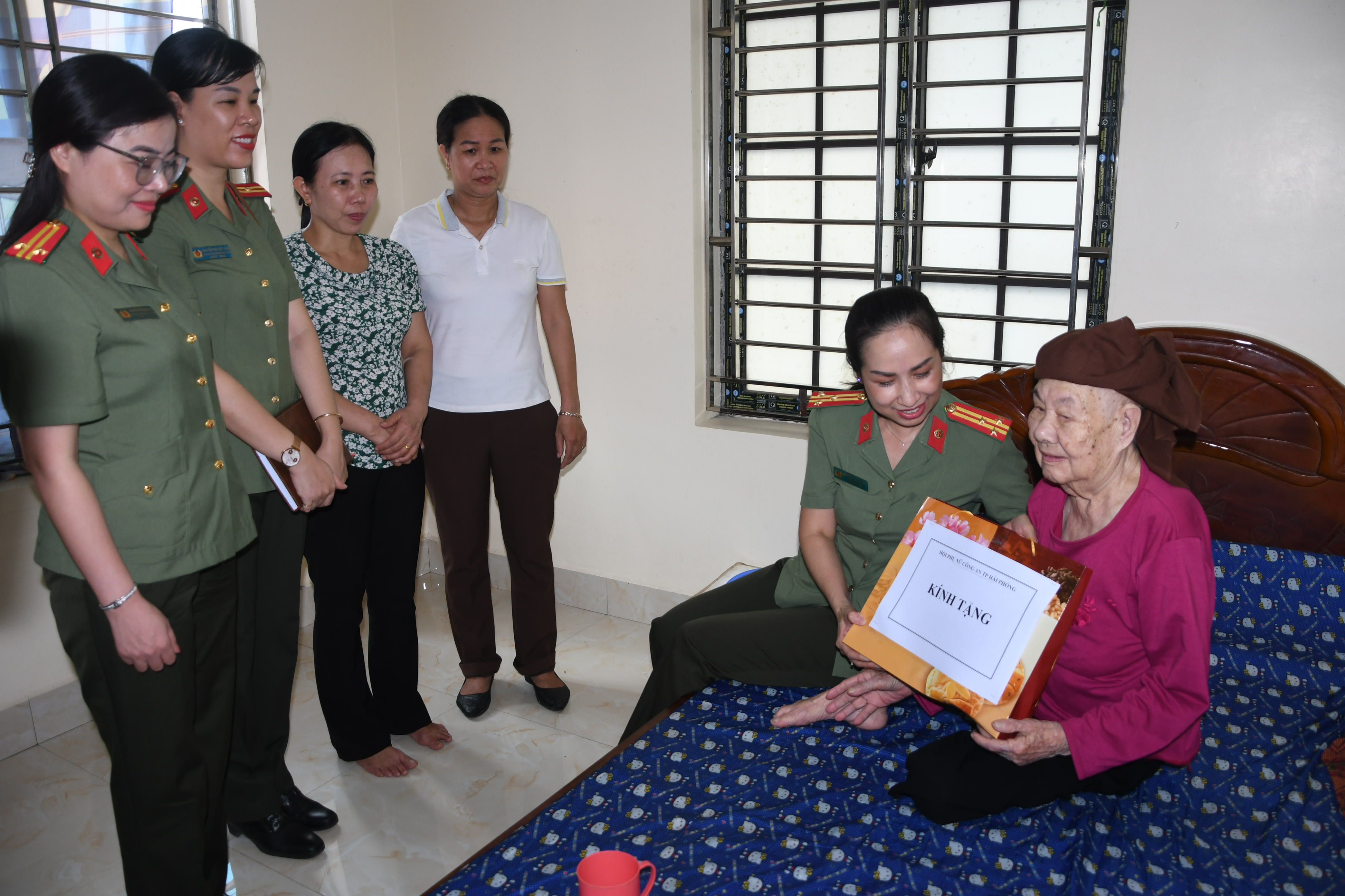 Thăm Bà mẹ Việt Nam anh hùng và nhận đỡ đầu trẻ em có hoàn cảnh khó khăn trên địa bàn huyện Tiên Lãng